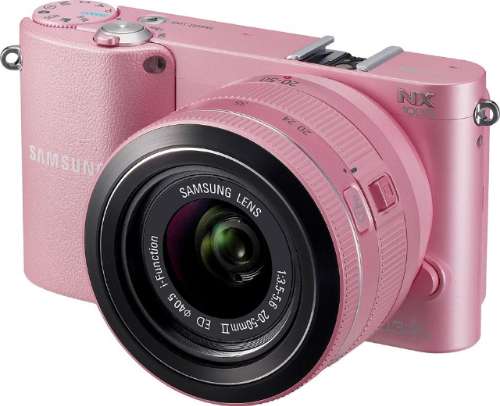 De NX1000 is verkrijgbaar in verschillende kleuren, waaronder een Pink Panter-achtig roos.